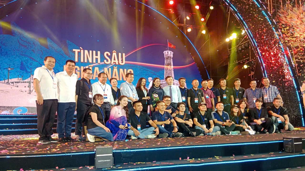 cán bộ nhân viên công ty cổ phần truyền thông dịch vụ rồng việt