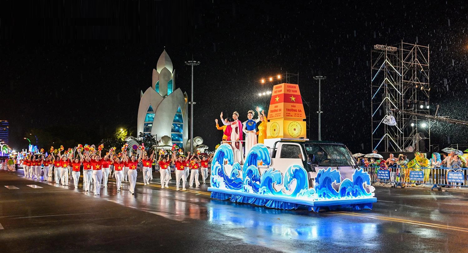 Đêm thứ 3 Nha Trang Carnival Diễu hành Đường phố