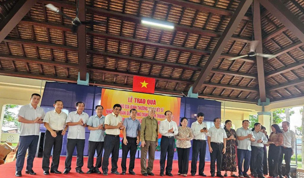 Công ty Rồng việt trao quà từ thiện