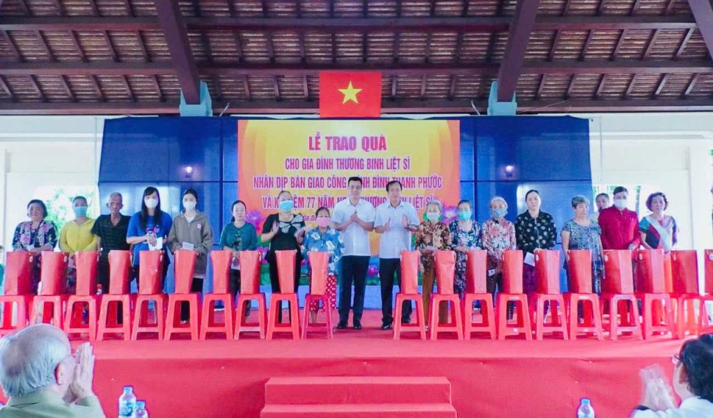 Rồng việt Media trao quà từ thiện